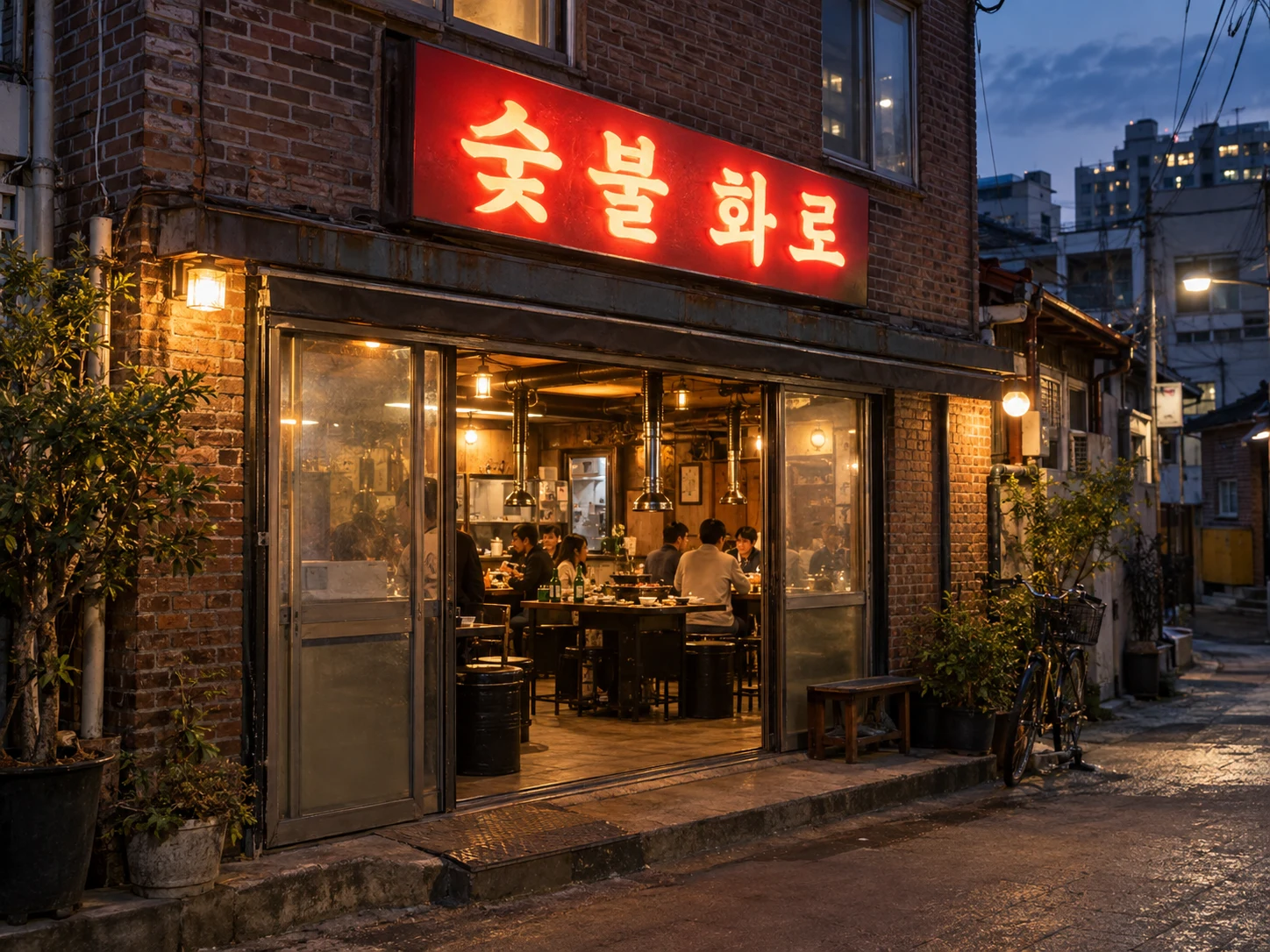 저녁 무렵 붉은 간판에 불이 들어온 오래된 고깃집 외관과 열린 미닫이문을 담은 사진