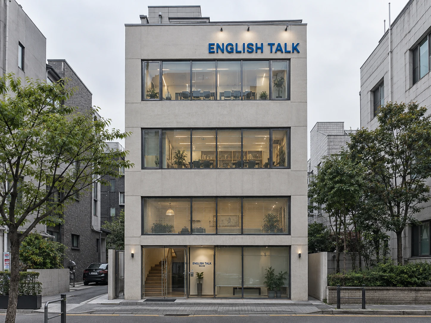 학원이 들어선 4층 건물 외관과 유리문에 붙은 영어회화 안내판